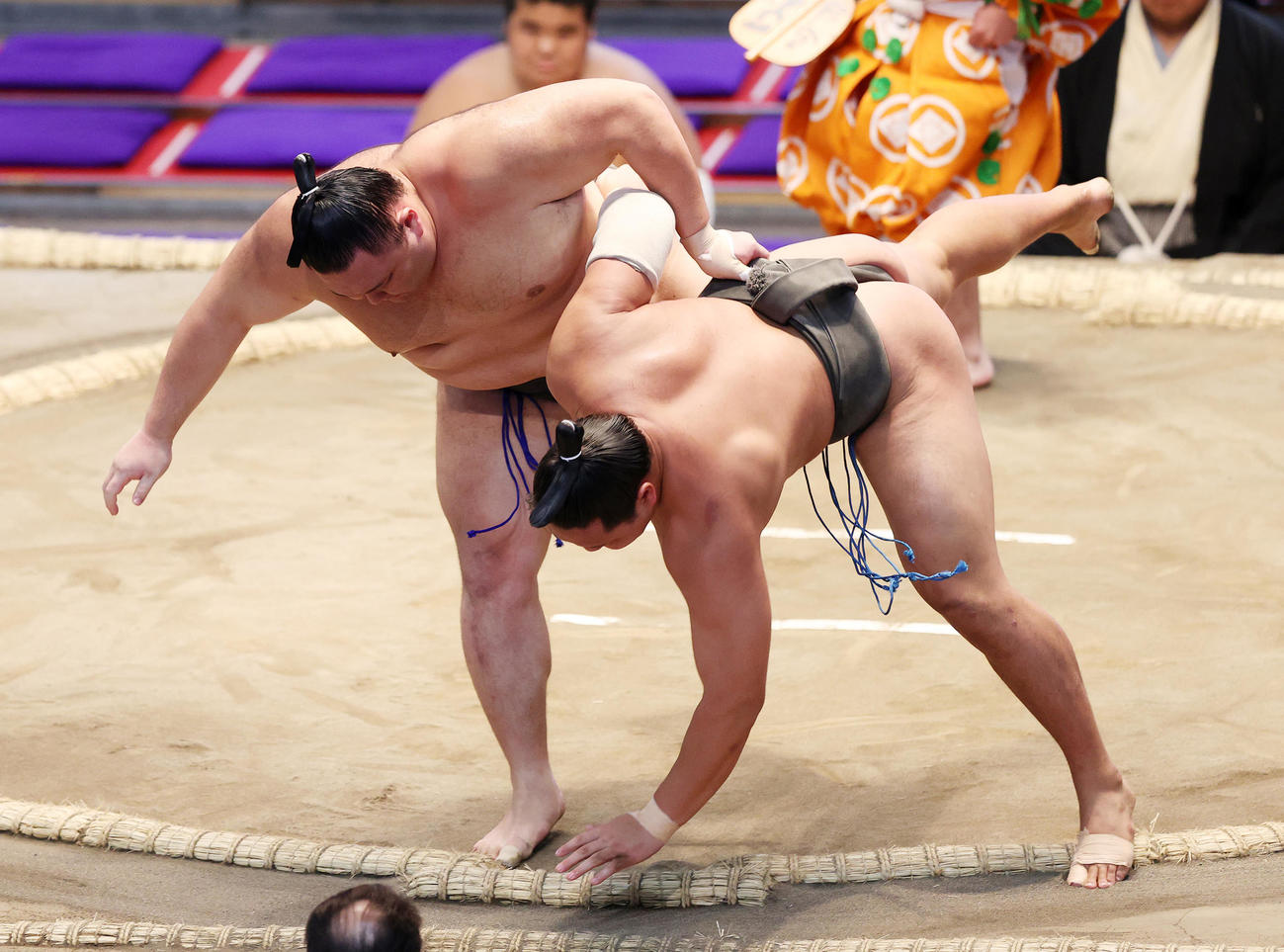 北勝丸（右）を上手投げで破る朝乃山（撮影・鈴木正人）