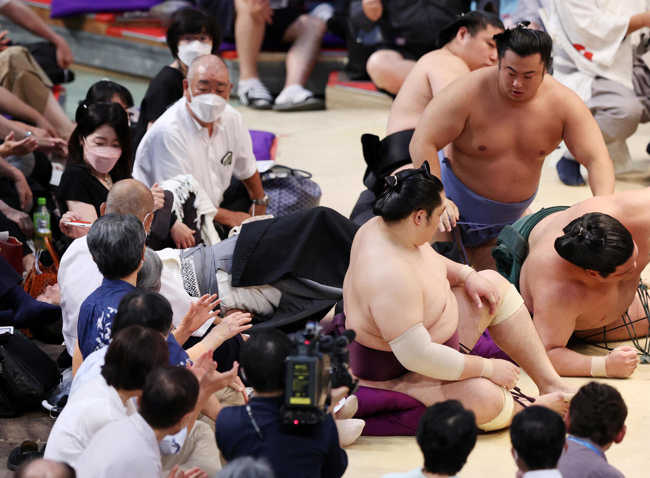錦木（下）と翔猿が勢い余って玉垣親方（左）に落ちる（撮影・鈴木正人）