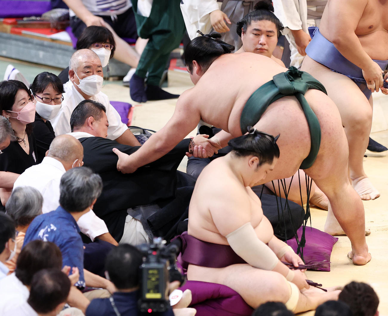 錦木（右）に手を借りる玉垣親方（撮影・鈴木正人）