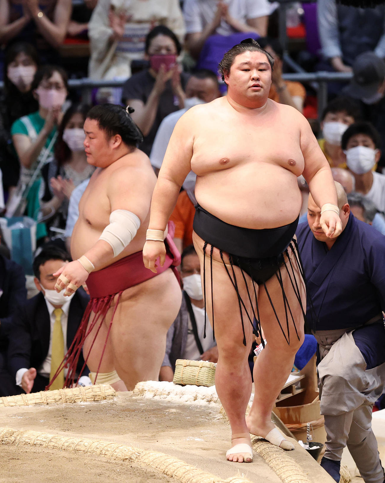 大栄翔（左）を押し出しで破った正代（撮影・鈴木正人）