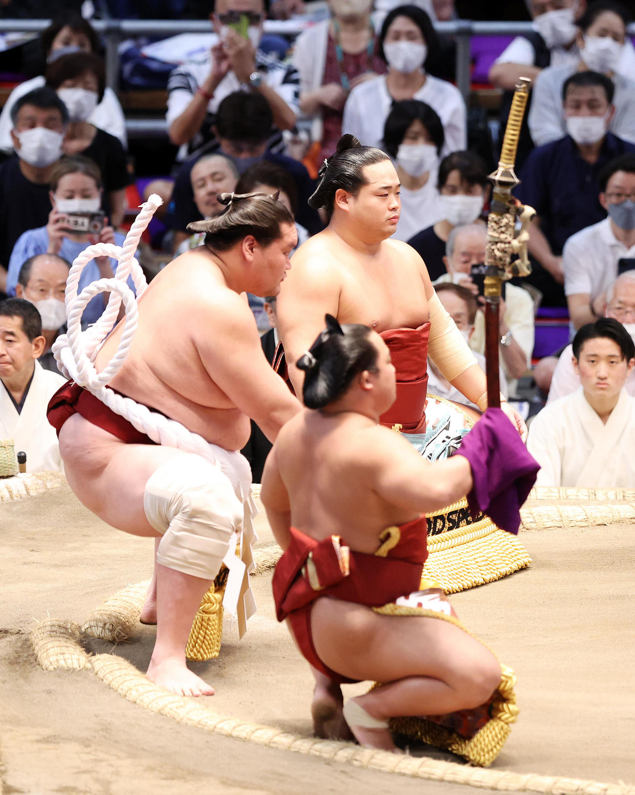 照ノ富士の土俵入りで露払いを務める錦富士（後方）（撮影・鈴木正人）