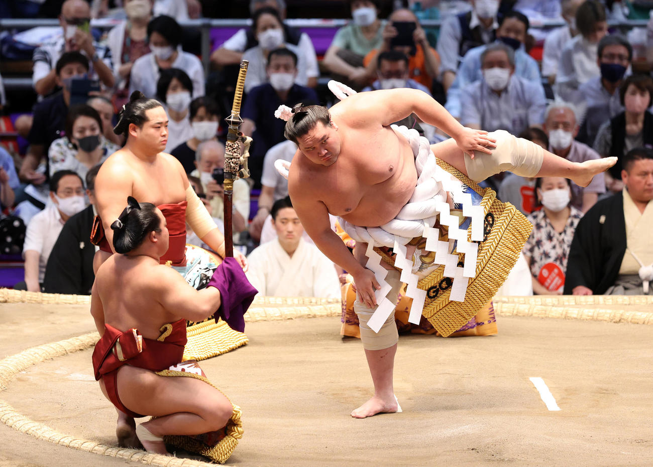 土俵入りする照ノ富士、露払いは錦富士、太刀持ちは翠富士、行司は式守伊之助（撮影・鈴木正人）