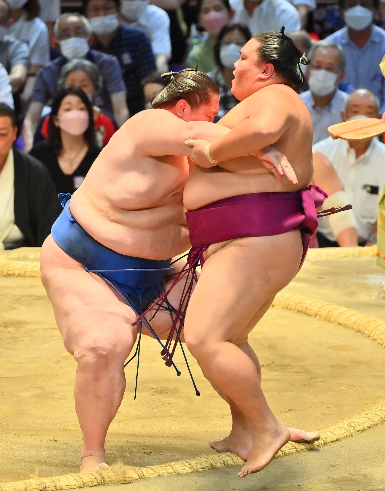 6日目の15日、逸ノ城（左）に寄り切りで敗れる御嶽海