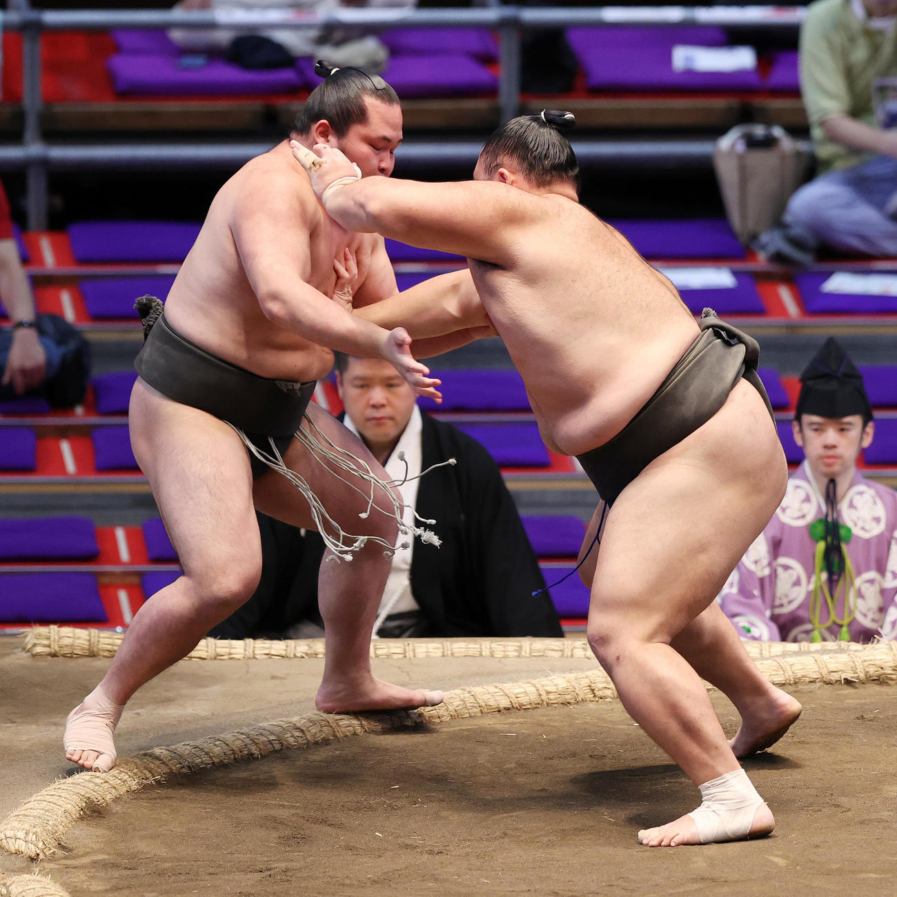 和歌桜（左）を突き出しで破る朝乃山（撮影・鈴木正人）