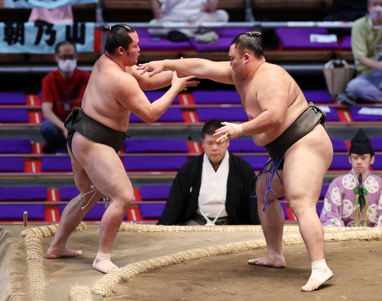 和歌桜（左）を突き出しで破る朝乃山（撮影・鈴木正人）