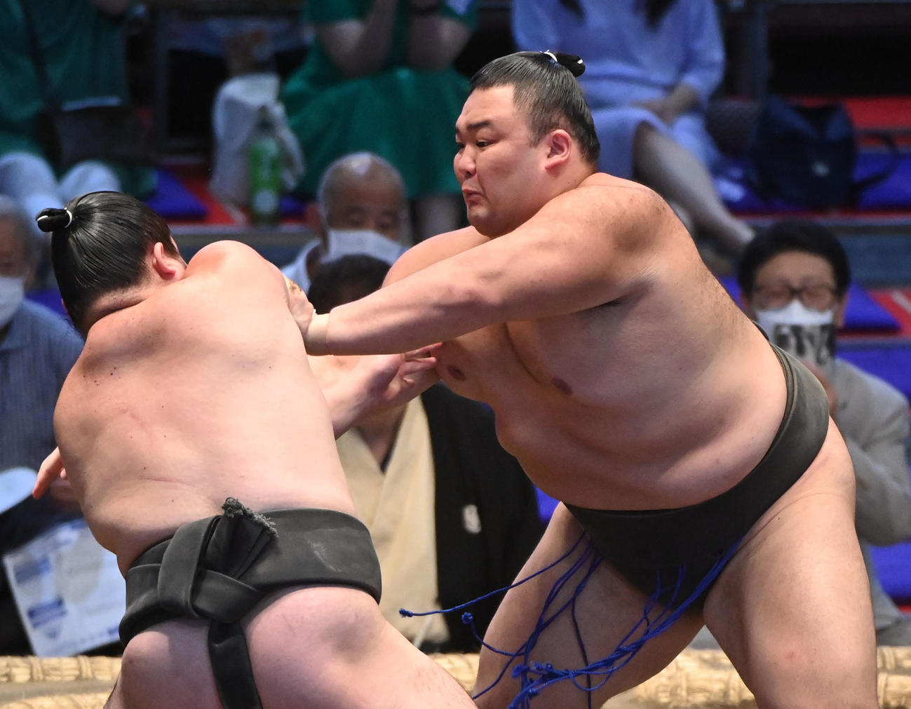 大相撲名古屋場所7日目　和歌桜を突き出しで破る朝乃山（右）（撮影・森本幸一）
