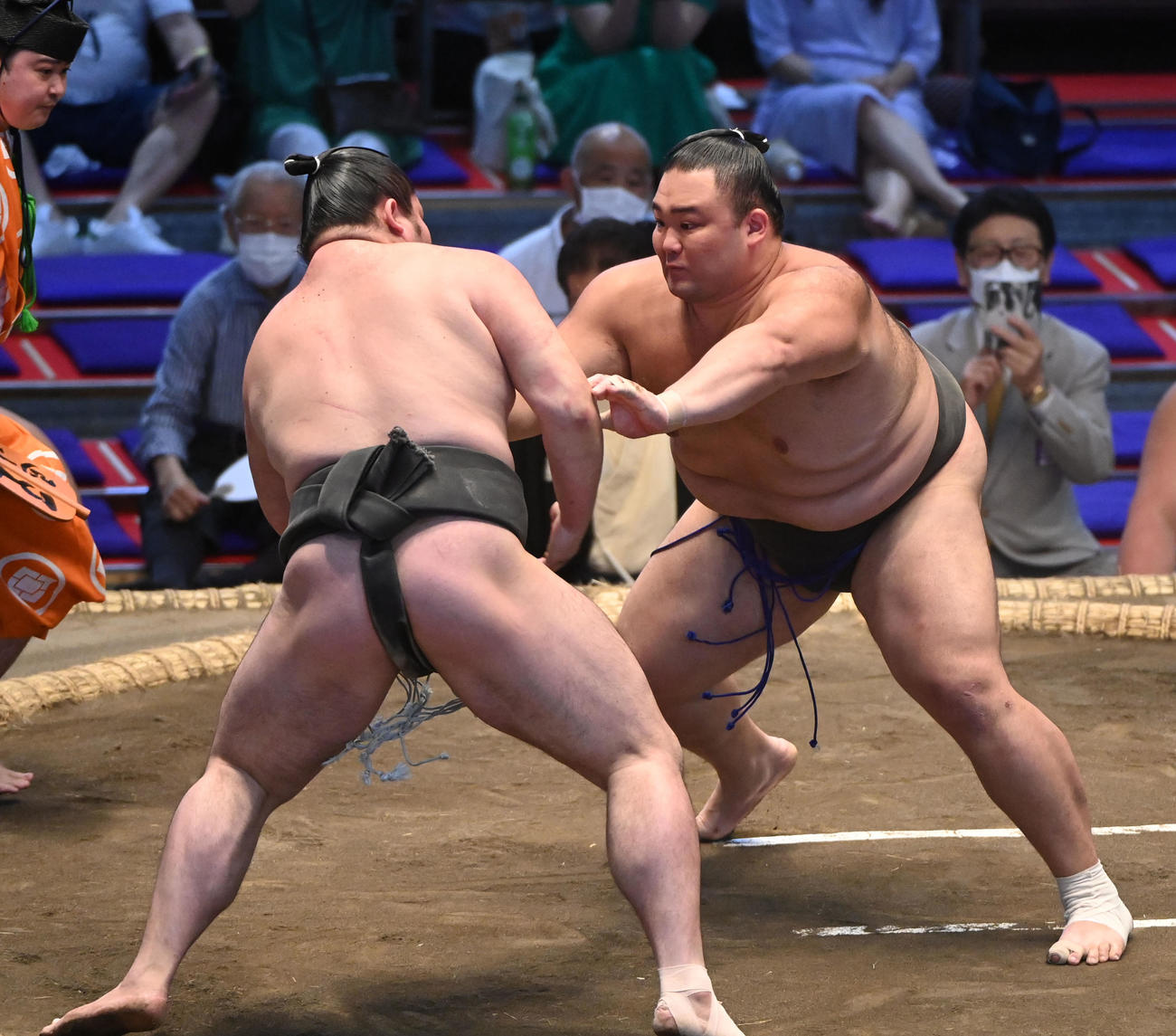 大相撲名古屋場所7日目　和歌桜を突き出しで破る朝乃山（右）（撮影・森本幸一）