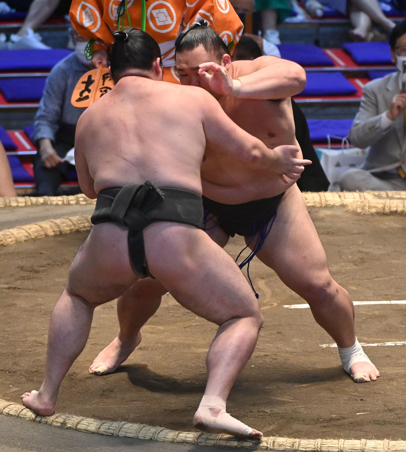 大相撲名古屋場所7日目　和歌桜を突き出しで破る朝乃山（右）（撮影・森本幸一）