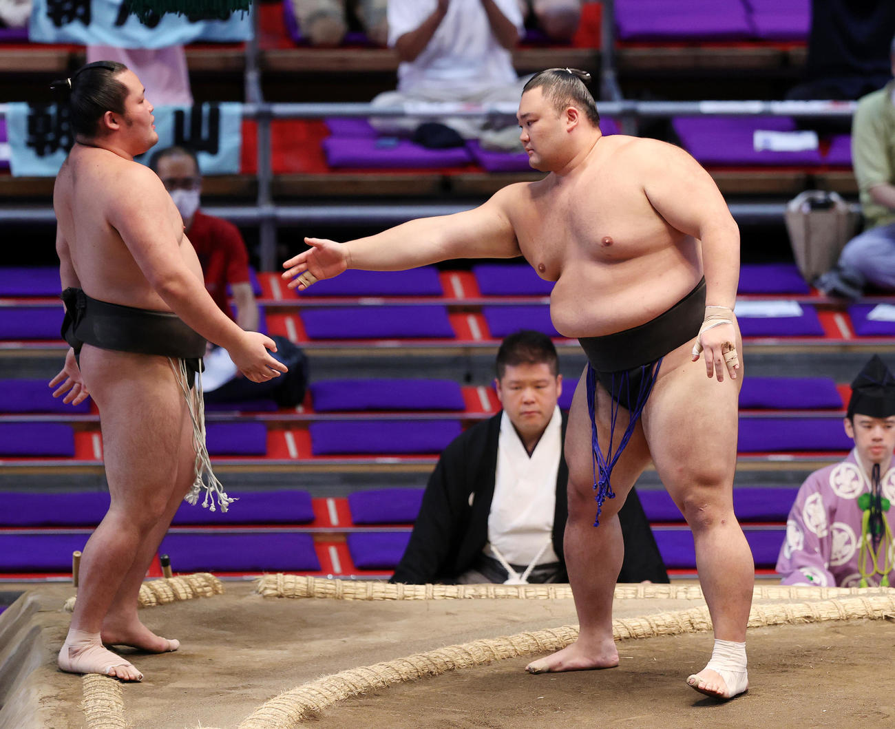 和歌桜（左）を突き出しで破った朝乃山（撮影・鈴木正人）