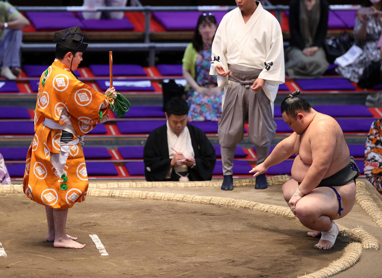 和歌桜を突き出しで破り勝ち名乗りを受ける朝乃山（撮影・鈴木正人）