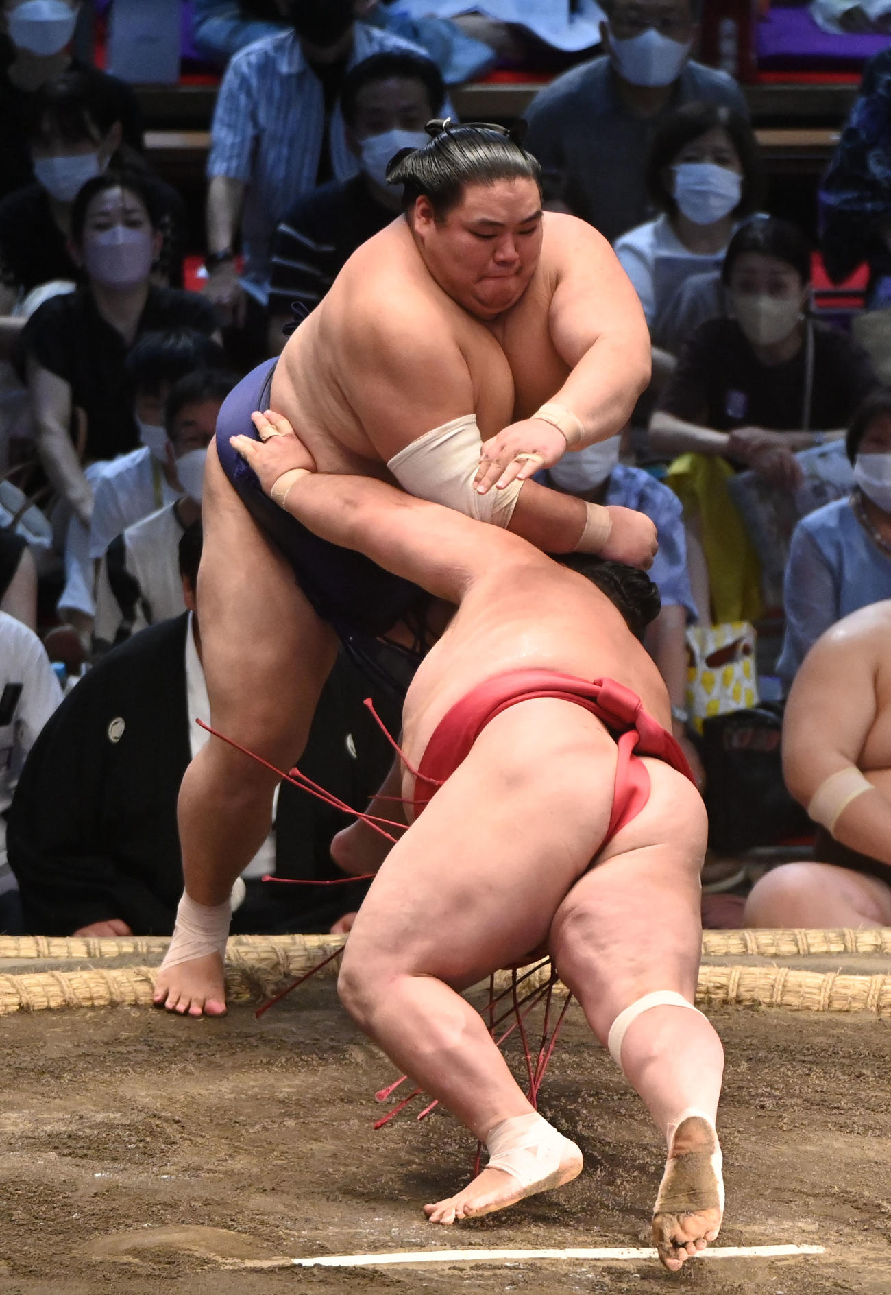 大翔鵬を押しだしで破る阿武咲（手前）（撮影・森本幸一）