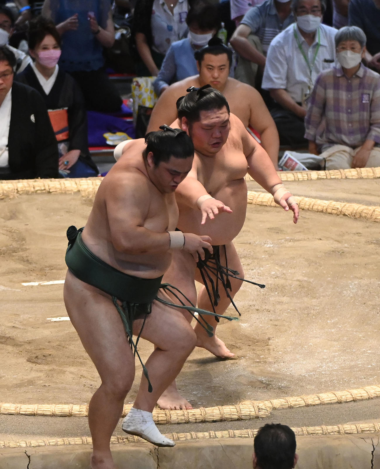 隠岐の海を突き出しで破る千代大龍（右）（撮影・森本幸一）