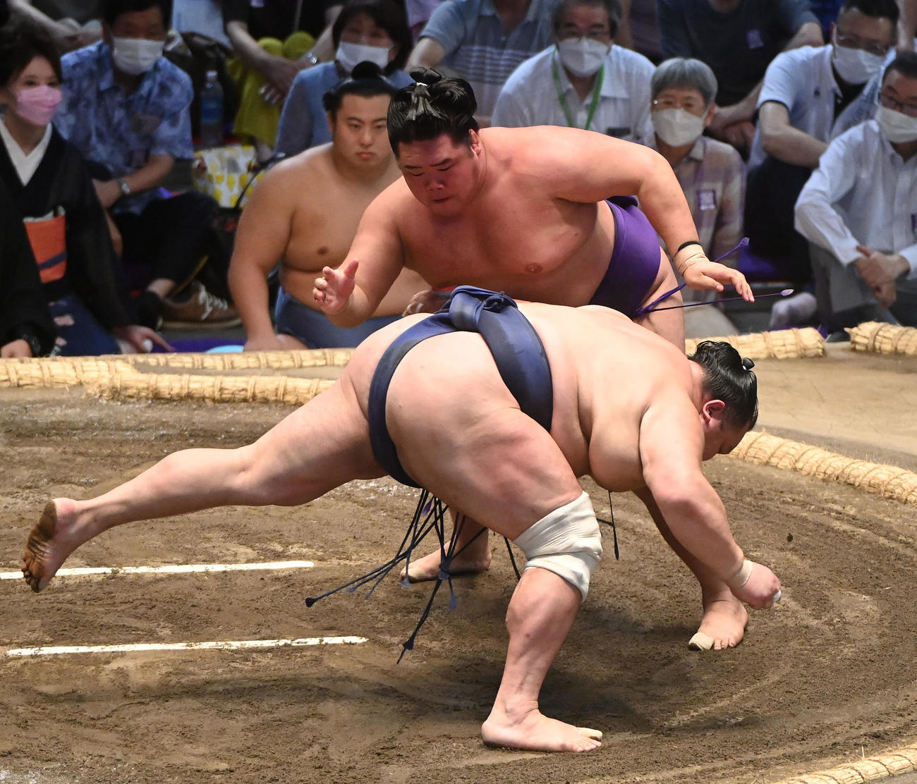 北勝富士を肩すかしで破る明生（奥）（撮影・森本幸一）