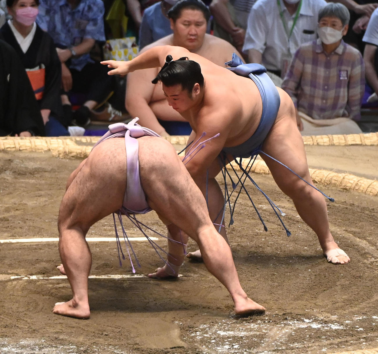 琴恵光を蹴返しで破る飛猿（右）（撮影・森本幸一）