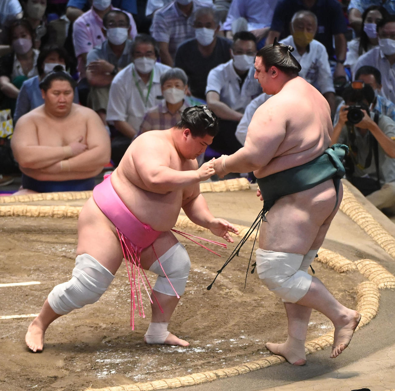碧山を押し出しで破る宇良（左）（撮影・森本幸一）