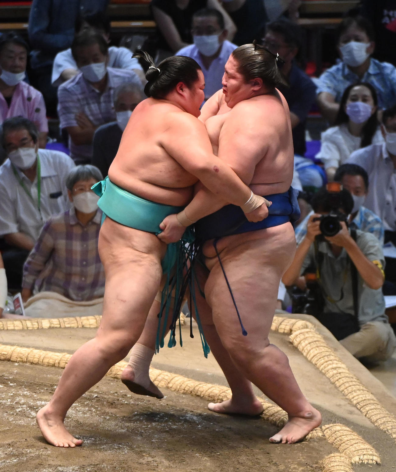 逸ノ城を寄り切りで破る琴ノ若（左）（撮影・森本幸一）