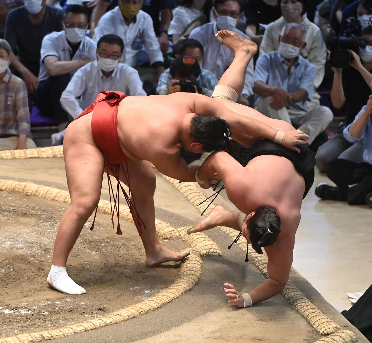霧馬山を寄り倒しで破る豊昇龍（左）（撮影・森本幸一）