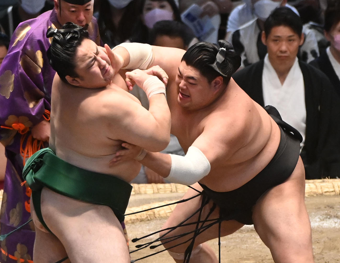 佐田の海を突き出しで破る阿炎（右）（撮影・森本幸一）