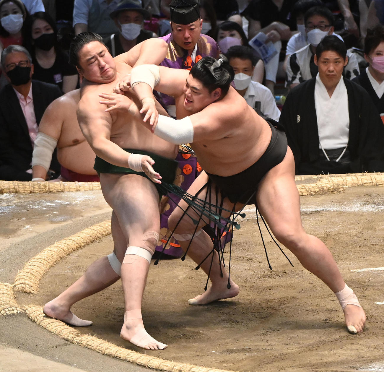 佐田の海を突き出しで破る阿炎（右）（撮影・森本幸一）