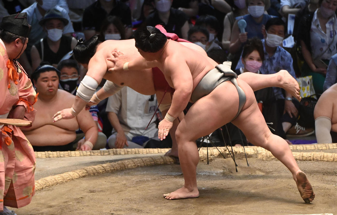 大栄翔を押し倒しで破る若隆景（右）（撮影・森本幸一）