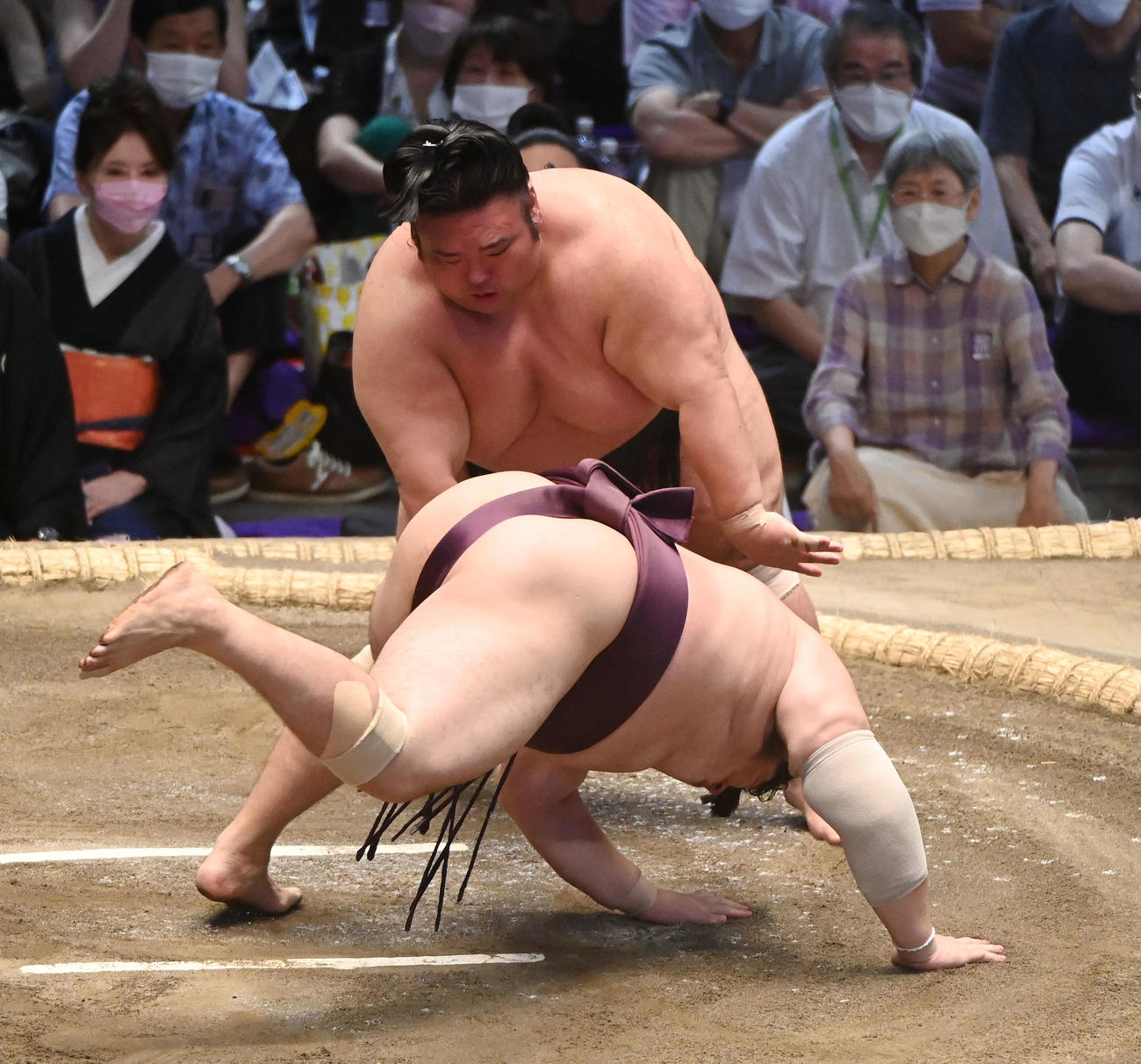 遠藤をはたき込みで破る貴景勝（奥）（撮影・森本幸一）