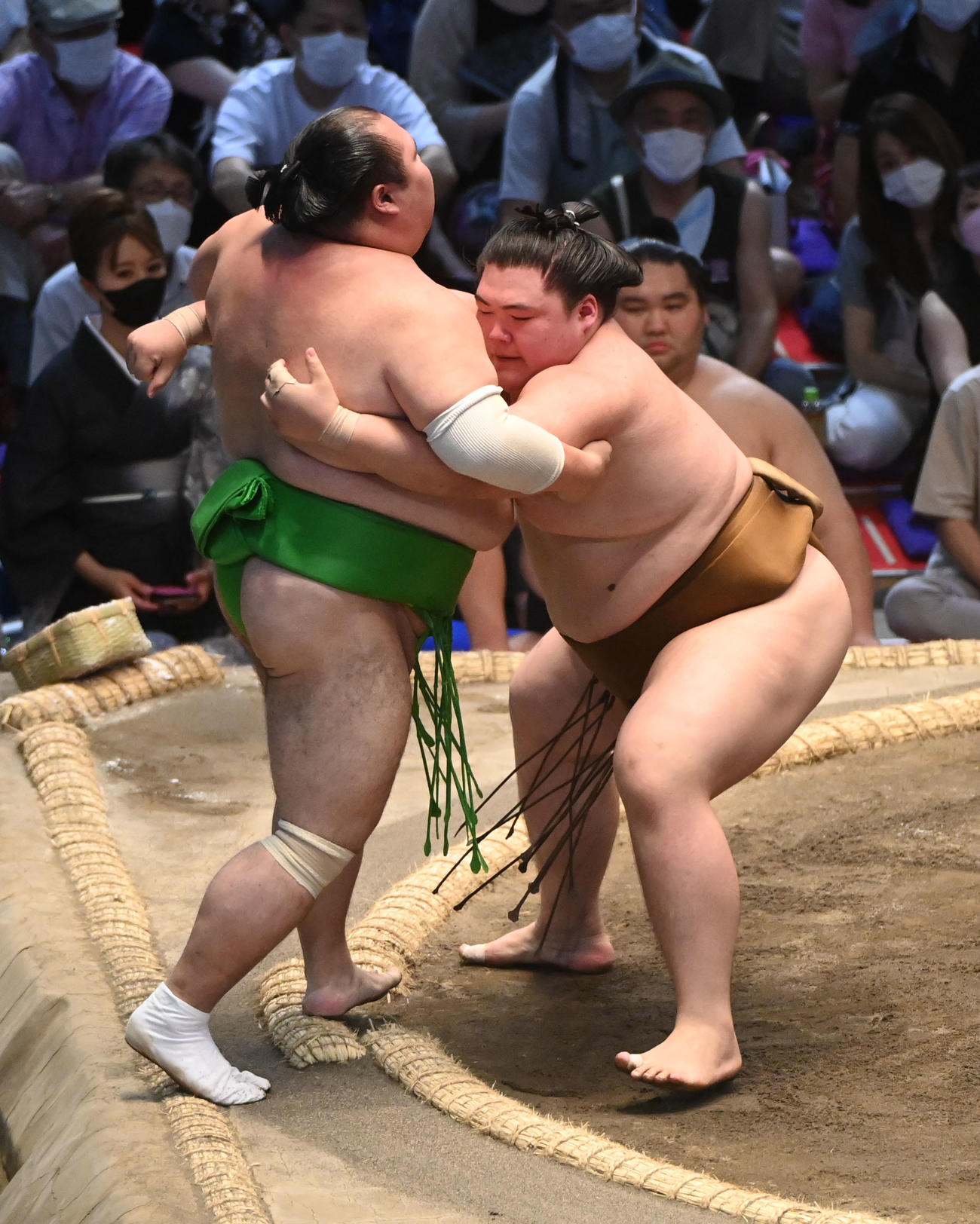 千代丸を寄り切りで破る王鵬（右）（撮影・森本幸一）
