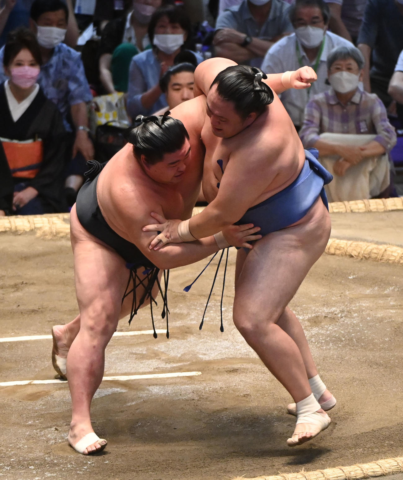 玉鷲を寄り切りで破る正代（左）（撮影・森本幸一）