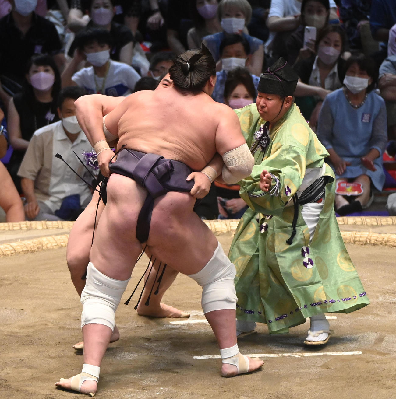 若元春のまわしが緩んだため取り組みを止める式守伊之助（右）（撮影・森本幸一）