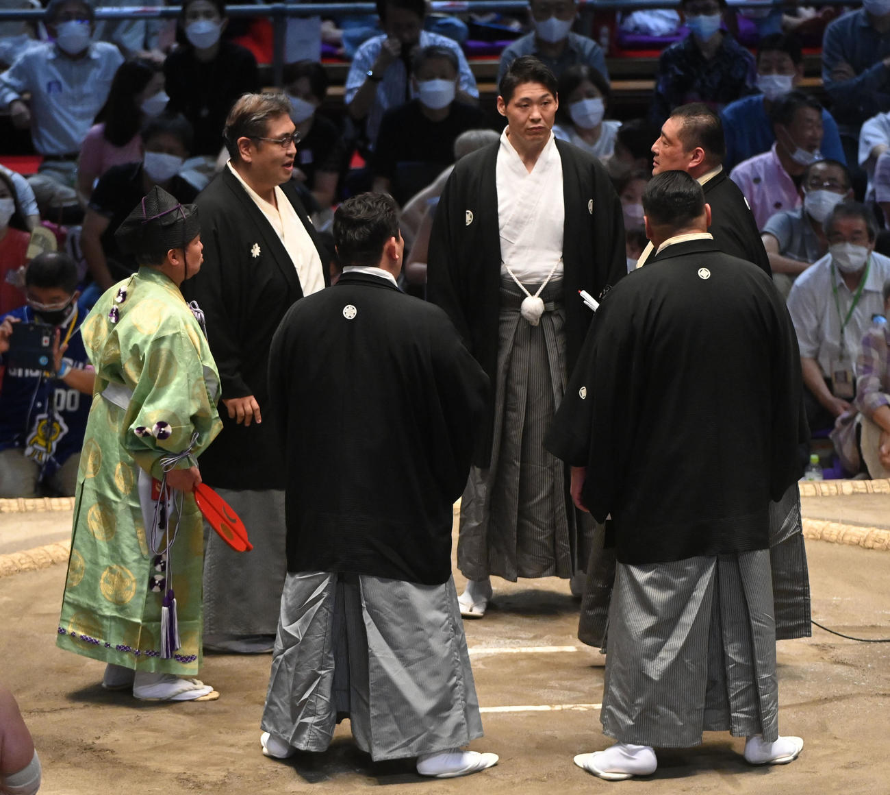 協議する審判団（撮影・森本幸一）