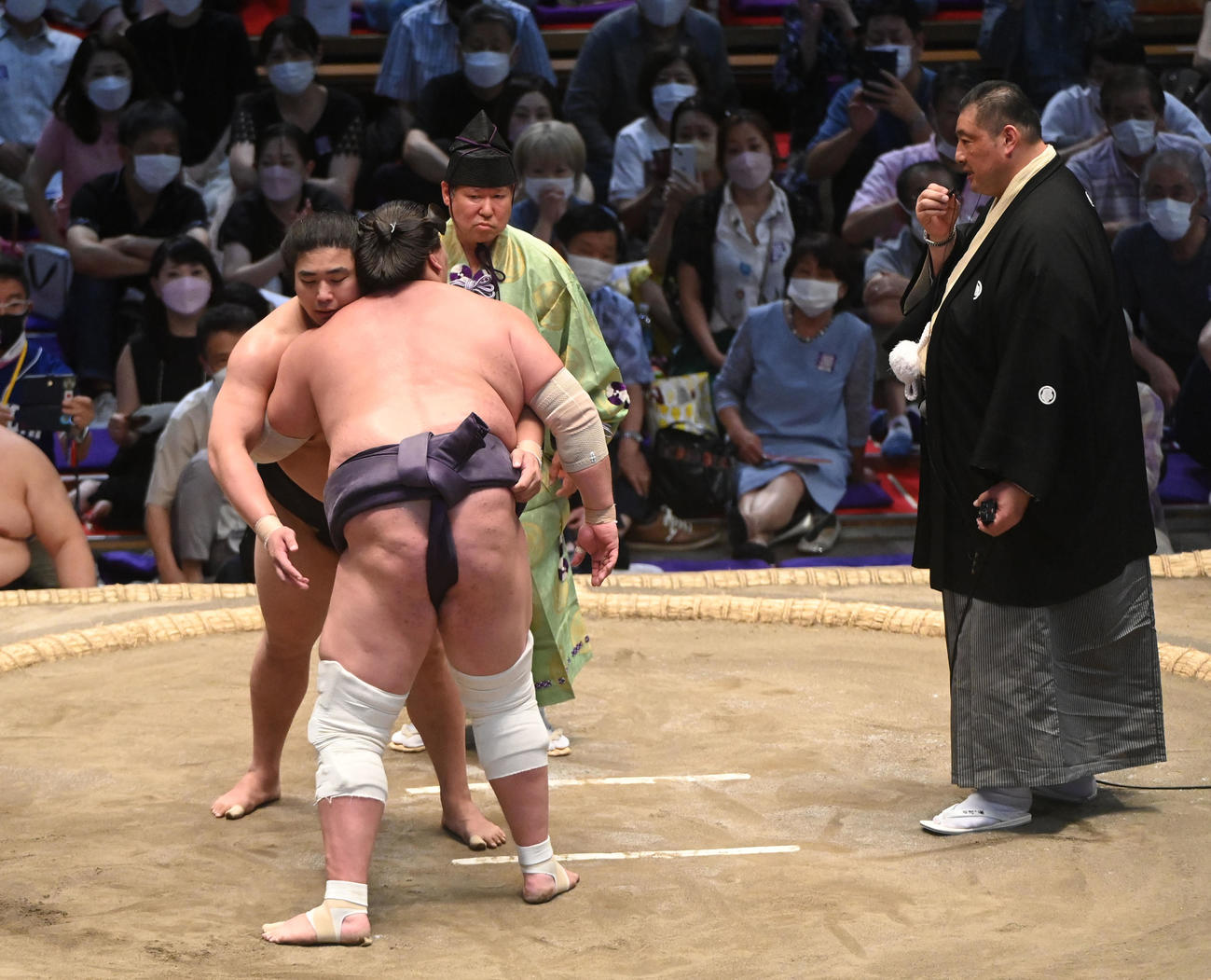 佐渡ケ嶽審判長（右）の見つめる中、組み直す若元春と照ノ富士（撮影・森本幸一）