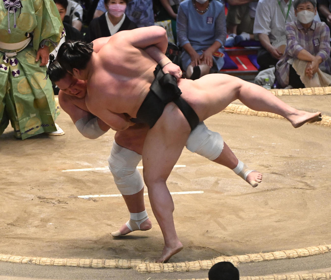 若元春を下手投げで破る照ノ富士（奥）（撮影・森本幸一）