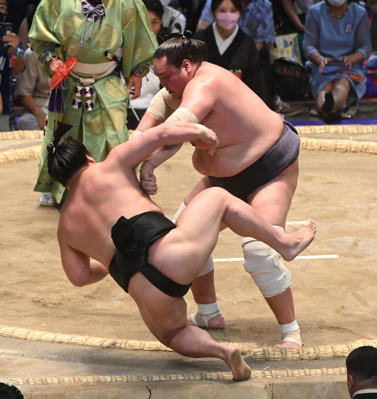 若元春を下手投げで破る照ノ富士（奥）（撮影・森本幸一）