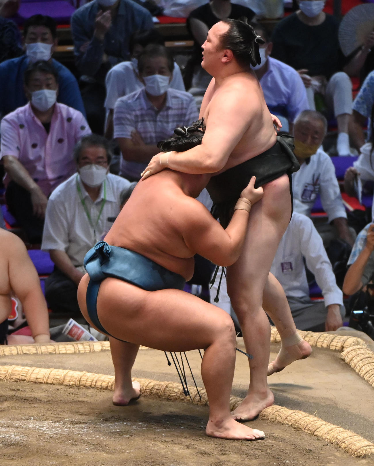 千代翔馬を寄り切りで破る錦富士（左）（撮影・森本幸一）