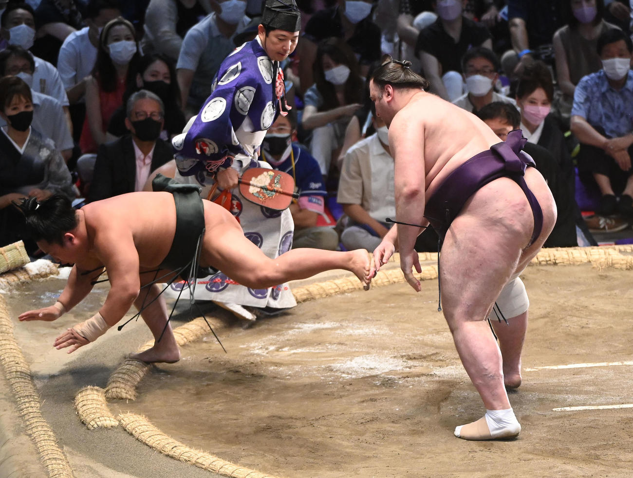 翠富士をはたき込みで破る栃ノ心（右）（撮影・森本幸一）