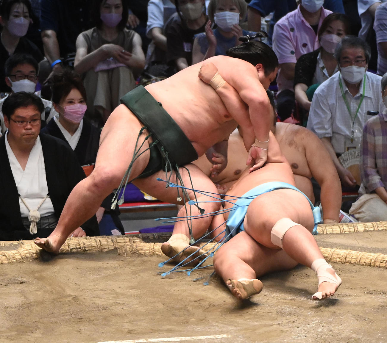 琴勝峰を小手投げで破る錦木（左）（撮影・森本幸一）