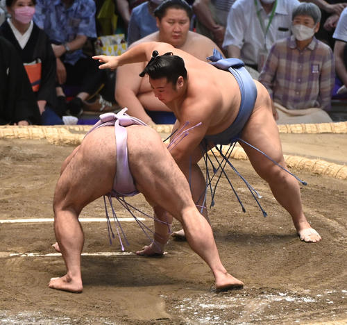 琴恵光を蹴返しで破る飛猿（右）（撮影・森本幸一）