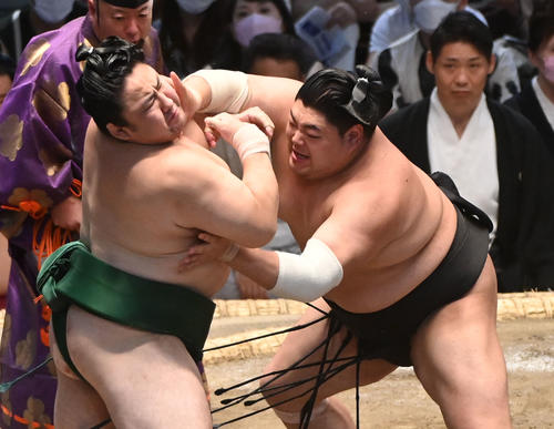 佐田の海を突き出しで破る阿炎（右）（撮影・森本幸一）