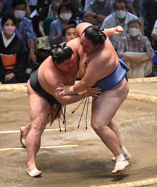 玉鷲を寄り切りで破る正代（左）（撮影・森本幸一）