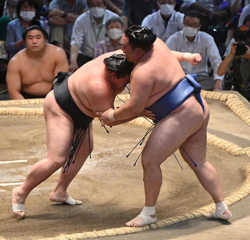 玉鷲を寄り切りで破る正代（左）（撮影・森本幸一）