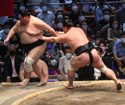 大奄美を押し出しで破る妙義龍（右）（撮影・森本幸一）