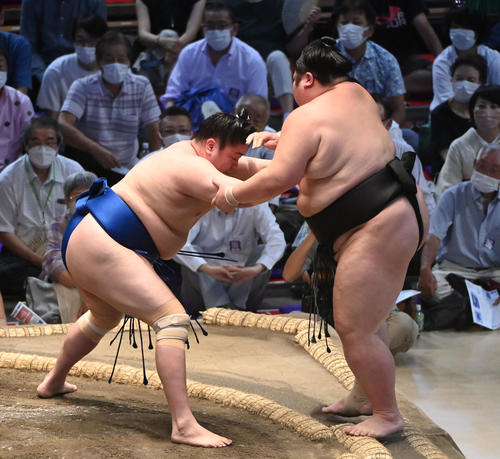 剣翔を押し出しで破る一山本（左）（撮影・森本幸一）