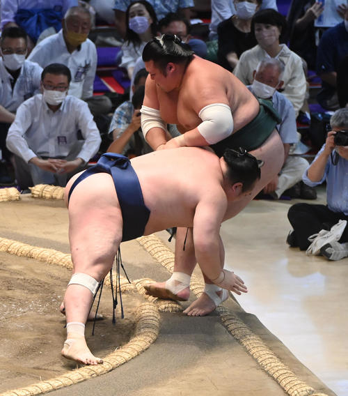 豊山を寄り切りで破る宝富士（左）（撮影・森本幸一）