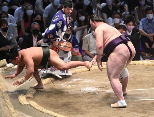 翠富士をはたき込みで破る栃ノ心（右）（撮影・森本幸一）