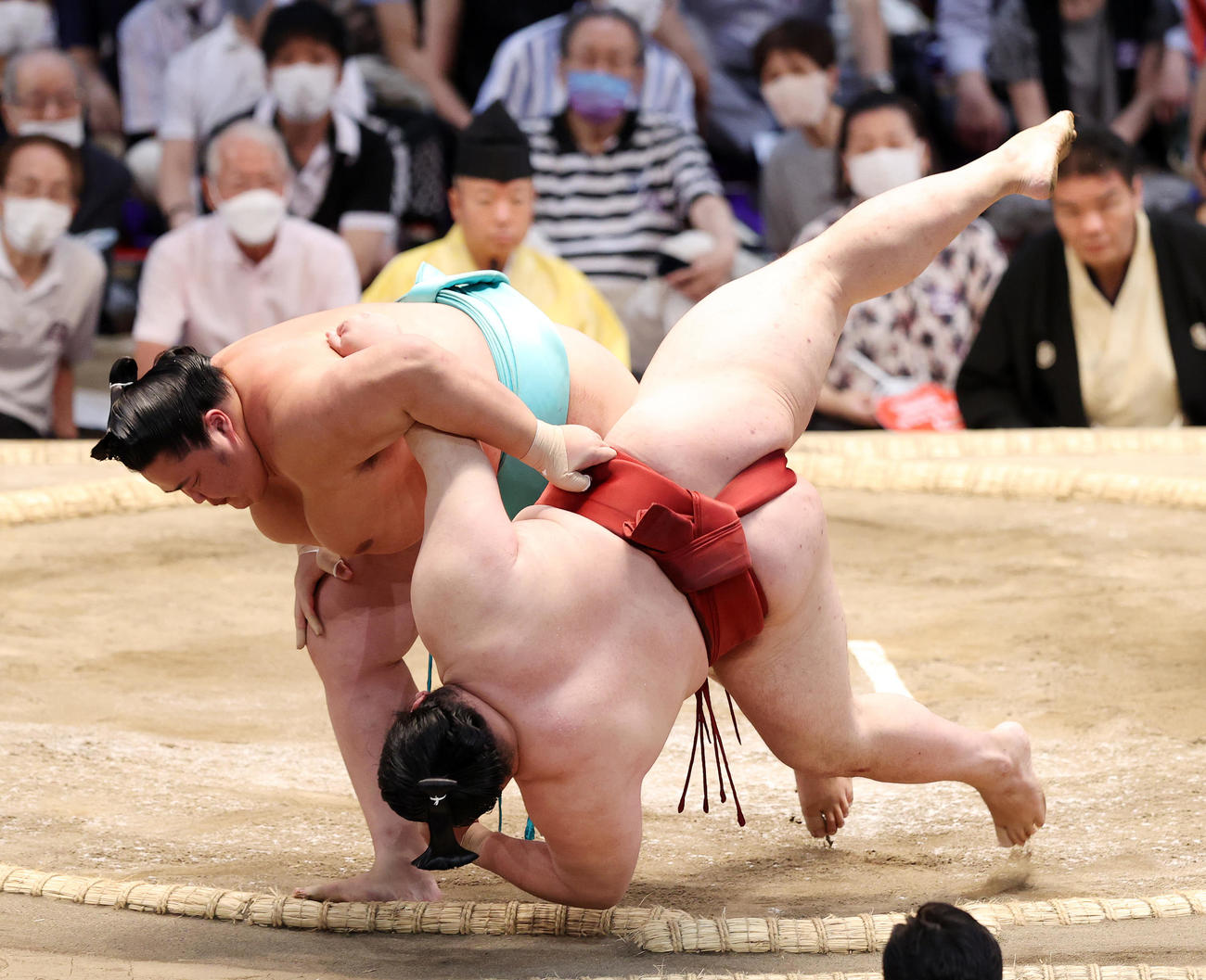 隆の勝（手前）を上手投げで破る琴ノ若（2022年7月15日撮影）