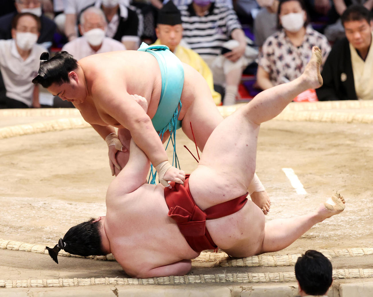 隆の勝（手前）を上手投げで破る琴ノ若（2022年7月15日撮影）