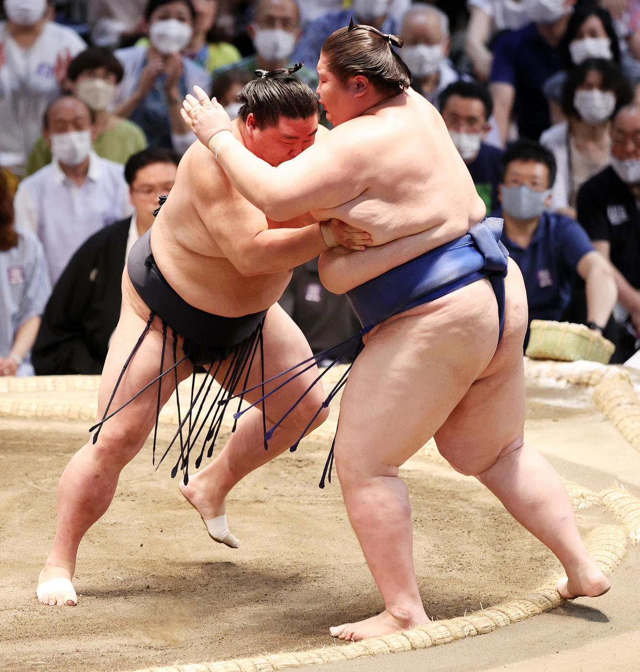 逸ノ城（右）を押し出しで破る正代（撮影・鈴木正人）