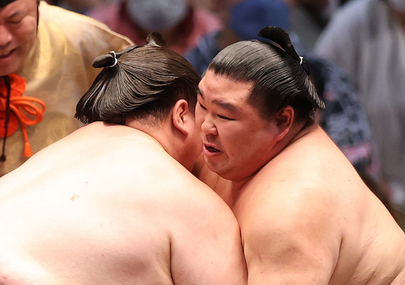逸ノ城（左）を攻める正代（撮影・鈴木正人）