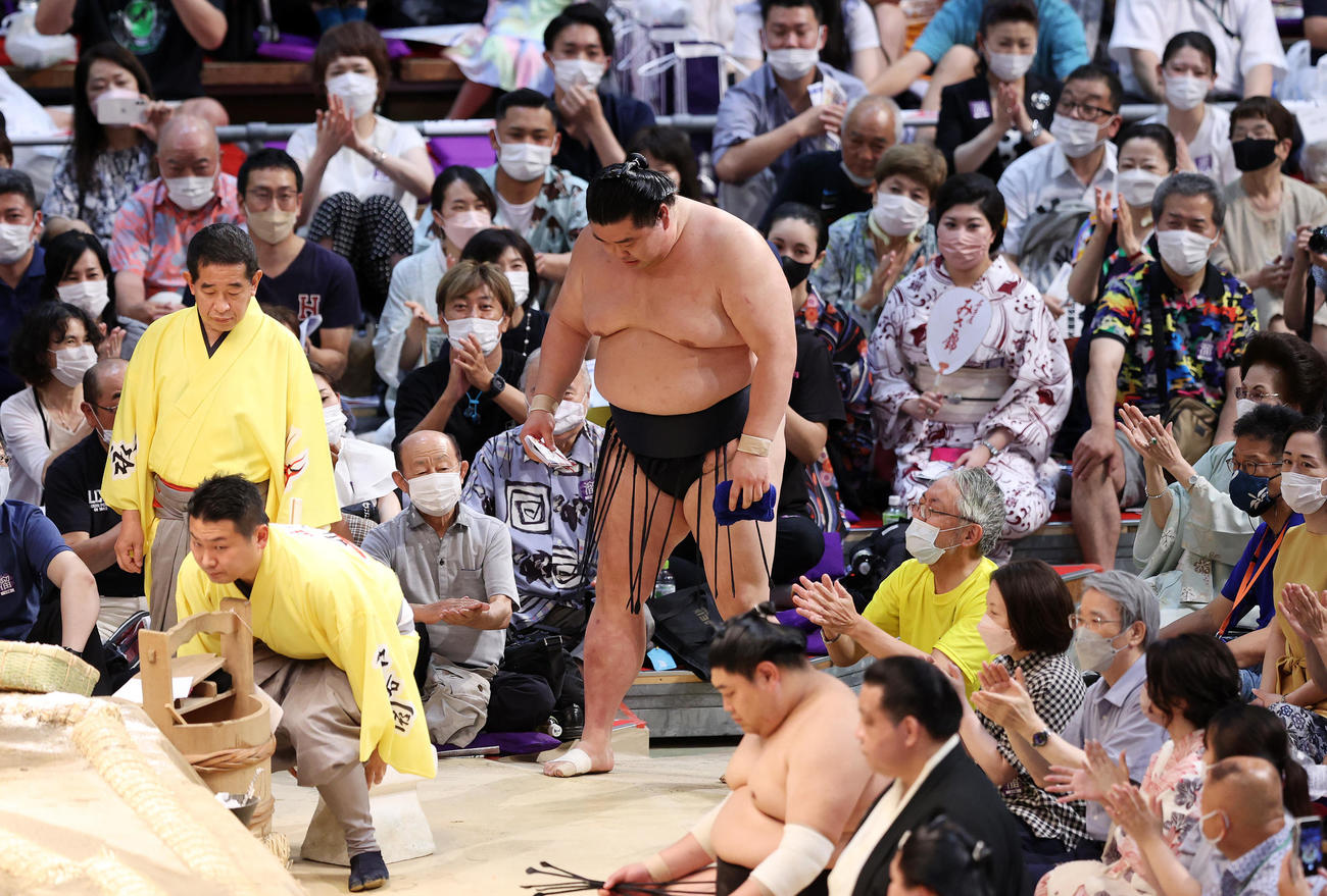 逸ノ城を押し出しで破り一礼し土俵を引き揚げる正代（撮影・鈴木正人）
