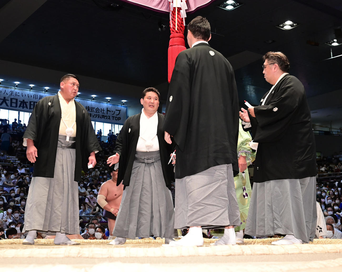 若元春と照ノ富士の一番で物言いが付き協議する審判団（撮影・小沢裕）