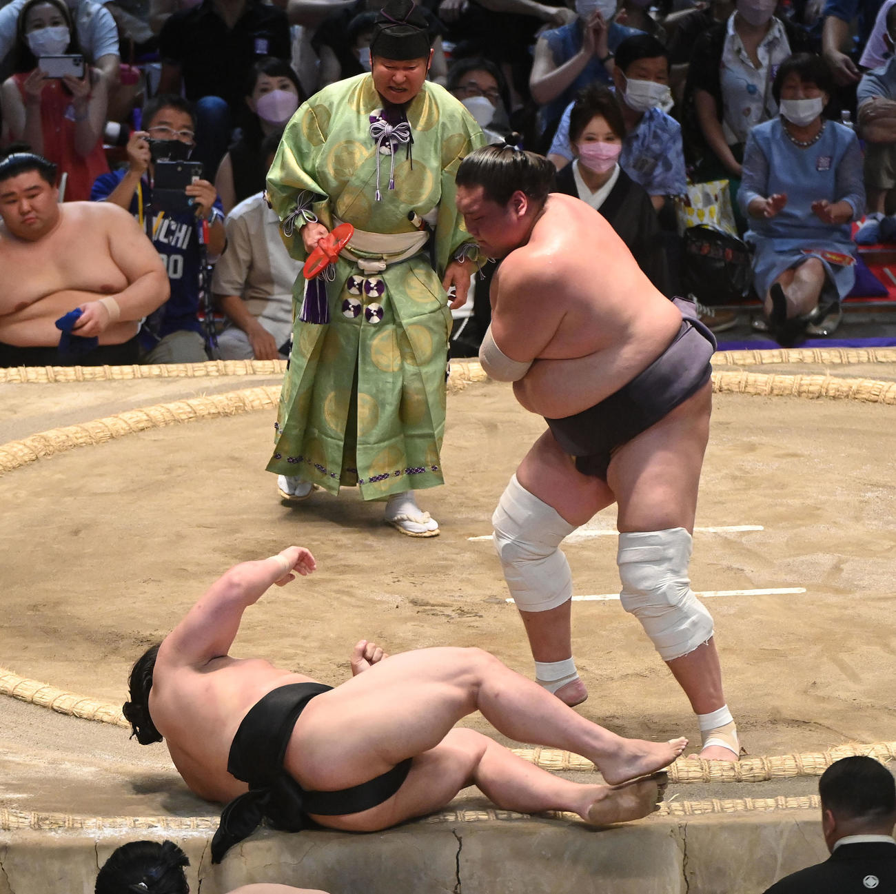 再開後、若元春を下手投げで破る照ノ富士（右）（撮影・森本幸一）